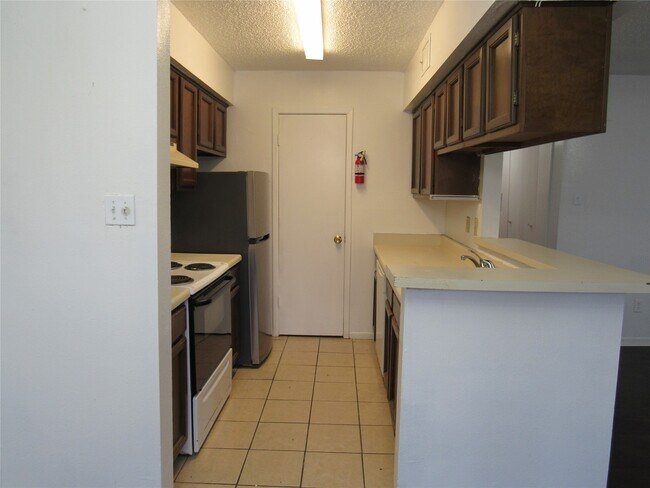 Building Photo - 17331 Red Oak Dr