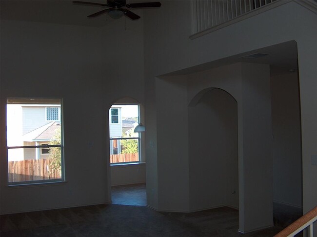 Foto del edificio - 2206 Sweet Clover Dr