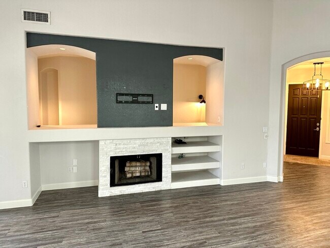 Building Photo - Gorgeous remodel update! No neighbors behind hillside lot