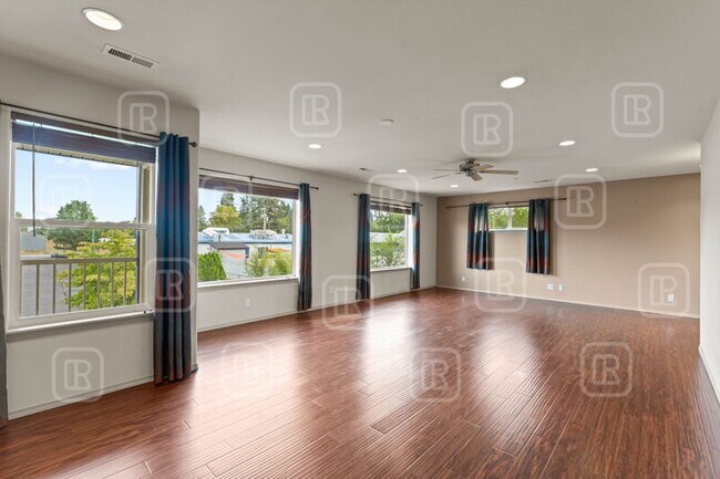 Building Photo - 946 Hayden Ave