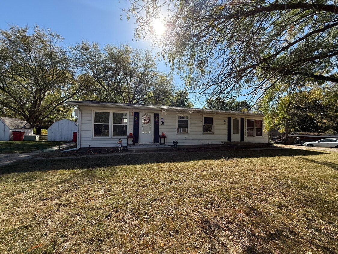Building Photo - 208 E Maple Ave