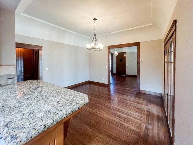 Building Photo - Charming Point Loma Gem: Fully Renovated 3...