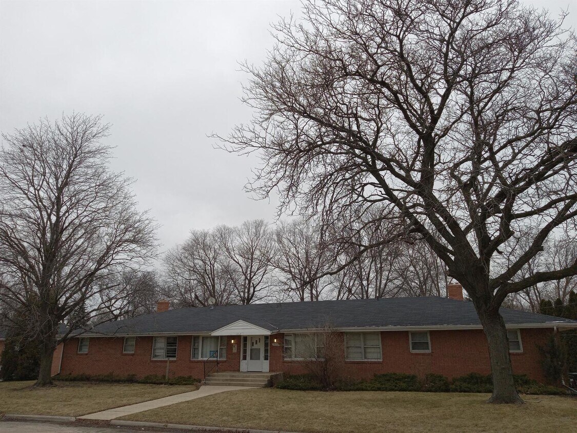 Primary Photo - 2432 Holmes St
