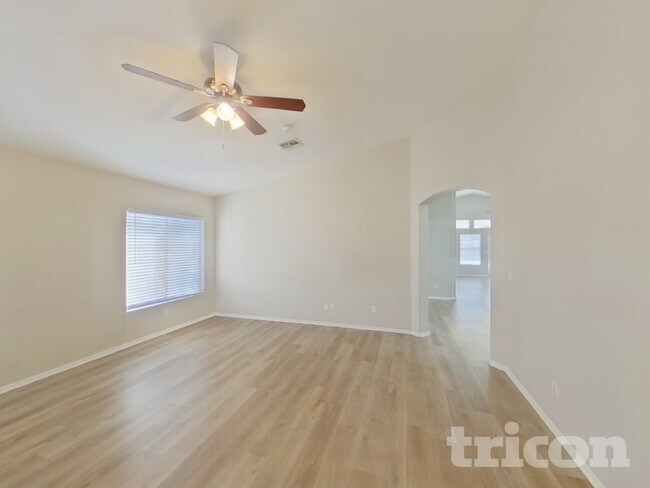 Foto del edificio - 8529 W Hughes Dr