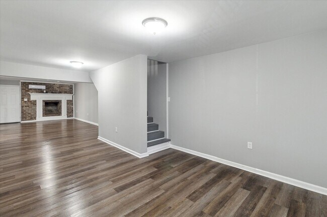 Building Photo - Huge East Savannah 5BR/2BA House For Rent