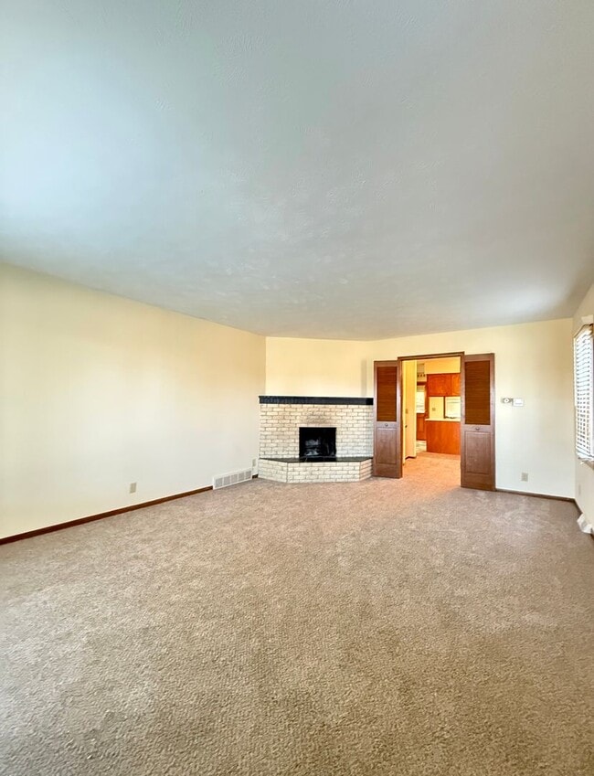 Building Photo - Spacious 3 Bedroom Duplex! Available Now!