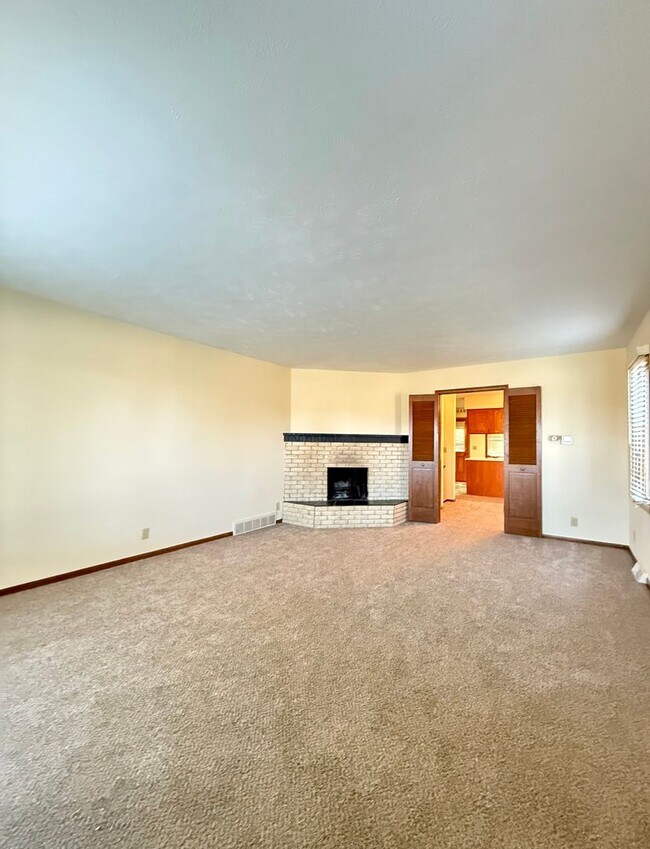 Foto del edificio - Spacious 3 Bedroom Duplex! Available Now!