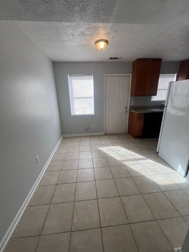 Foto del edificio - NOW READY! Great 2 bedroom on Alexander in...