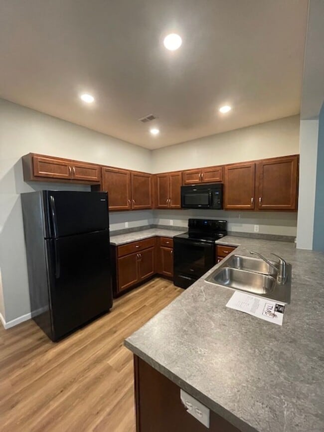 Building Photo - 208 Tyler St