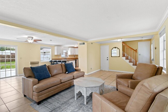 Building Photo - 814 Poplar Dr