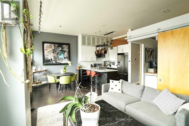 Photo du bâtiment - 700-700 King St W