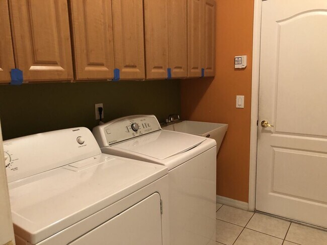 Building Photo - Seven Oaks 6 BR PLUS