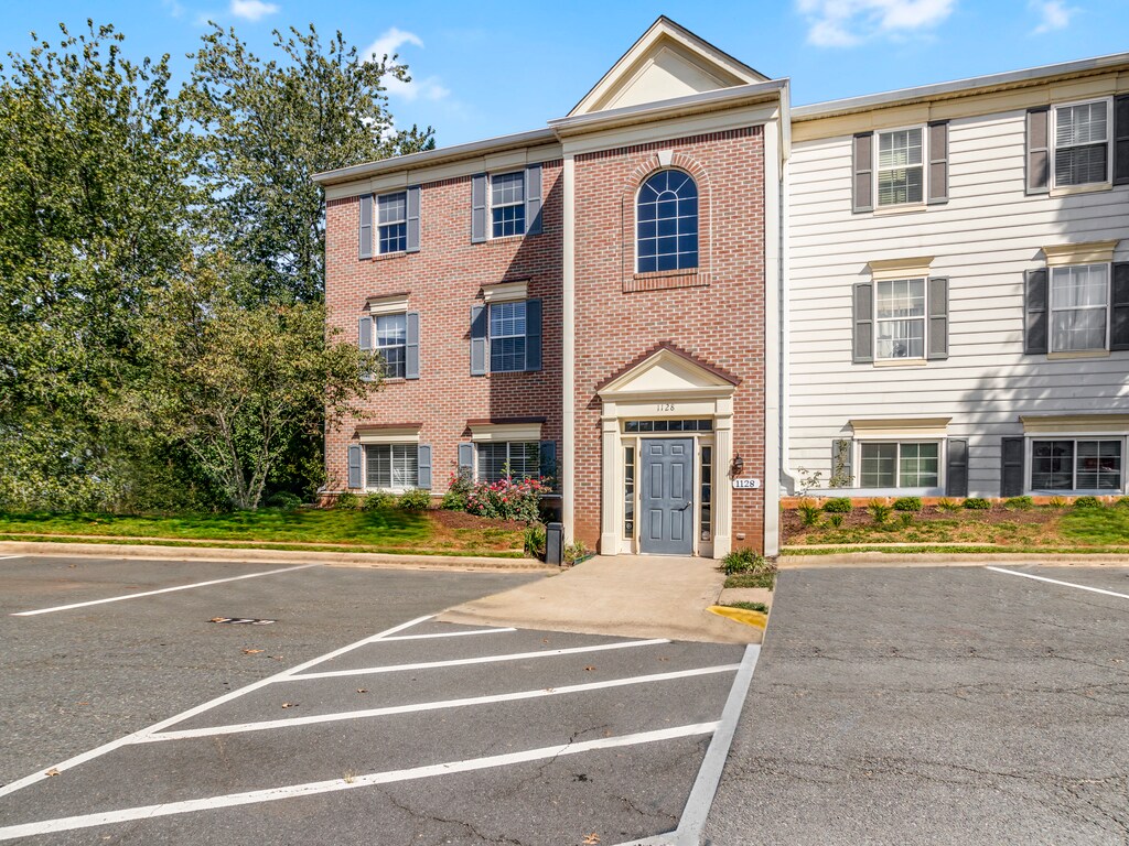1128 Huntmaster Terrace NE Unit 301, Leesburg, VA 20176 Condo for Rent in Leesburg, VA