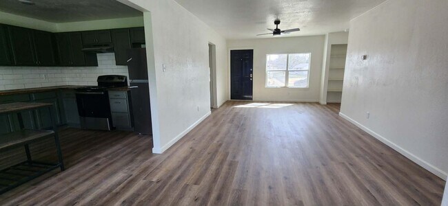 Foto del edificio - Beautifully Remodeled 3 Bed / 2 Bath Home with Large Backyard