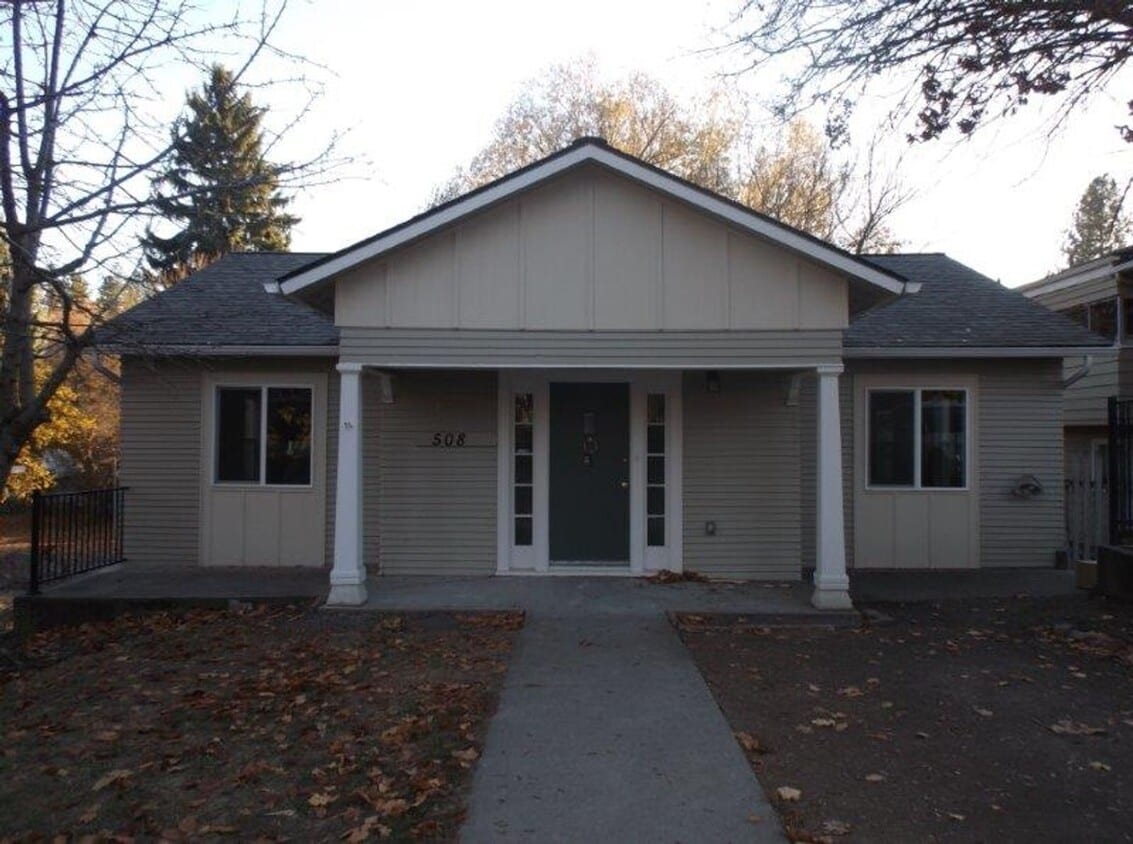 Primary Photo - Move in Special! Large Beautiful South Hil...