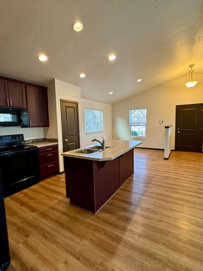 Building Photo - 2-Bed Home with Bonus Room & Large 2-Car Garage in Coeur d’Alene