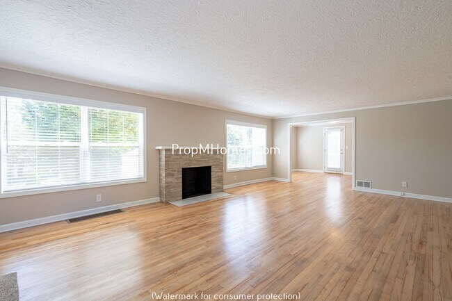 Foto del edificio - Updated Three Bedroom Home in Milwaukie - Large Fenced Yard! DEPOSIT SPECIAL