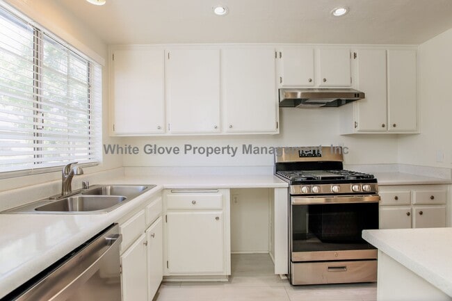 Building Photo - 205 S Redwood Ave