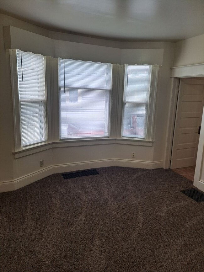 Building Photo - 4 Bedroom near Lakeside Park