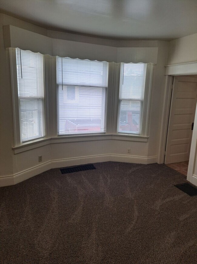 Foto del edificio - 4 Bedroom near Lakeside Park
