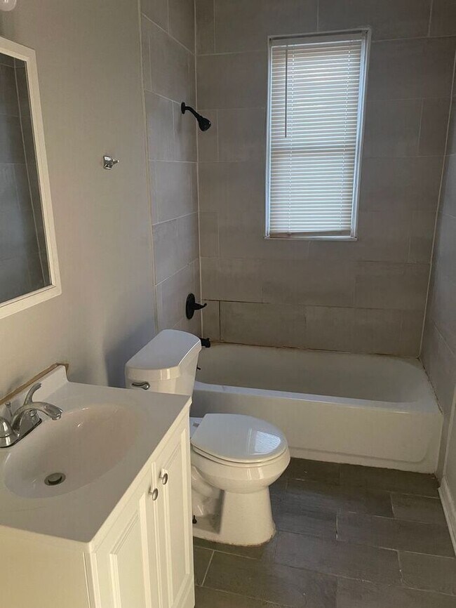 Foto del edificio - 3BR 1BA Home w/ Central A/C • W/D Hookups • Off-Street Parking in Memphis