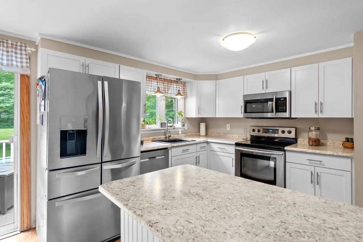 41 Barretts Hill Rd, Hudson, NH 03051 House Rental in Hudson, NH