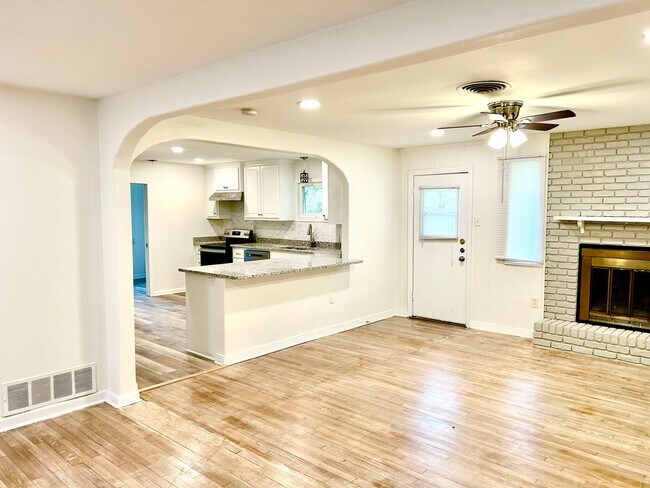 Foto del edificio - Beautifully Remodeled Home in Mountainview Area