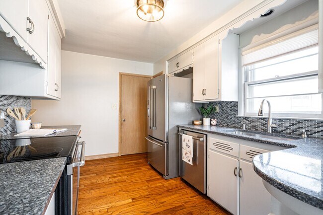 Building Photo - "Unveil Your 3-Bedroom Oasis: Luxury Livin...