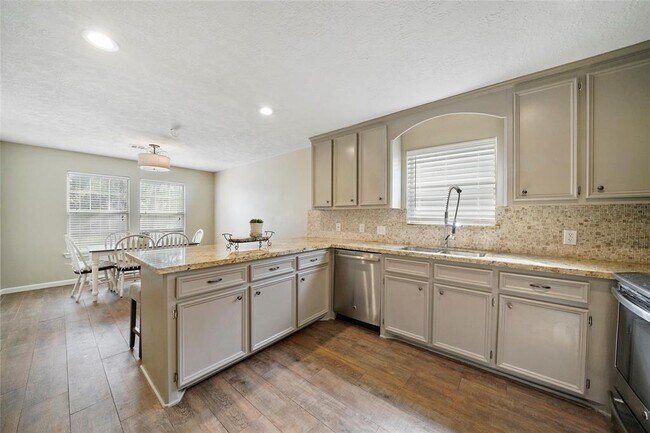 Building Photo - 150 Golfview Ct