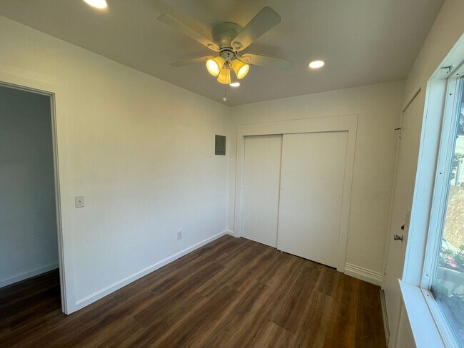 Foto del edificio - Remodeled 1BD in Mission Hills with Views ...