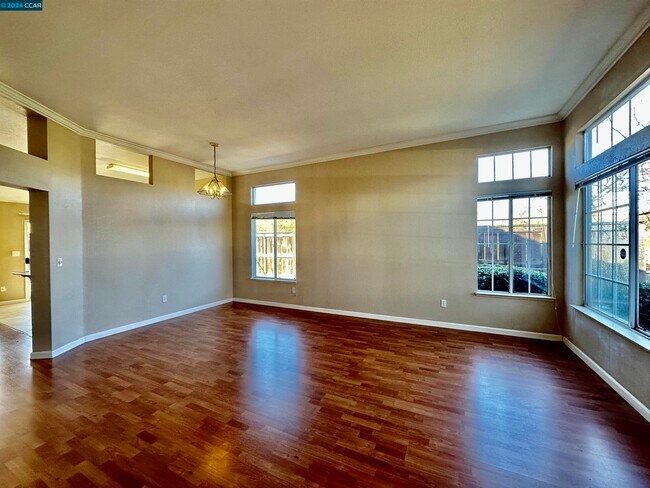 Building Photo - 1750 Highland Cir