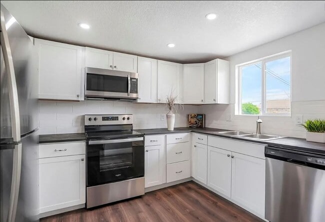 Building Photo - Fully Renovated Park Hill Townhome - 5 Bedrooms!