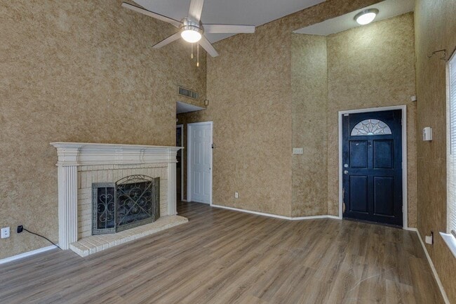 Building Photo - 10611 Woodleaf Dr