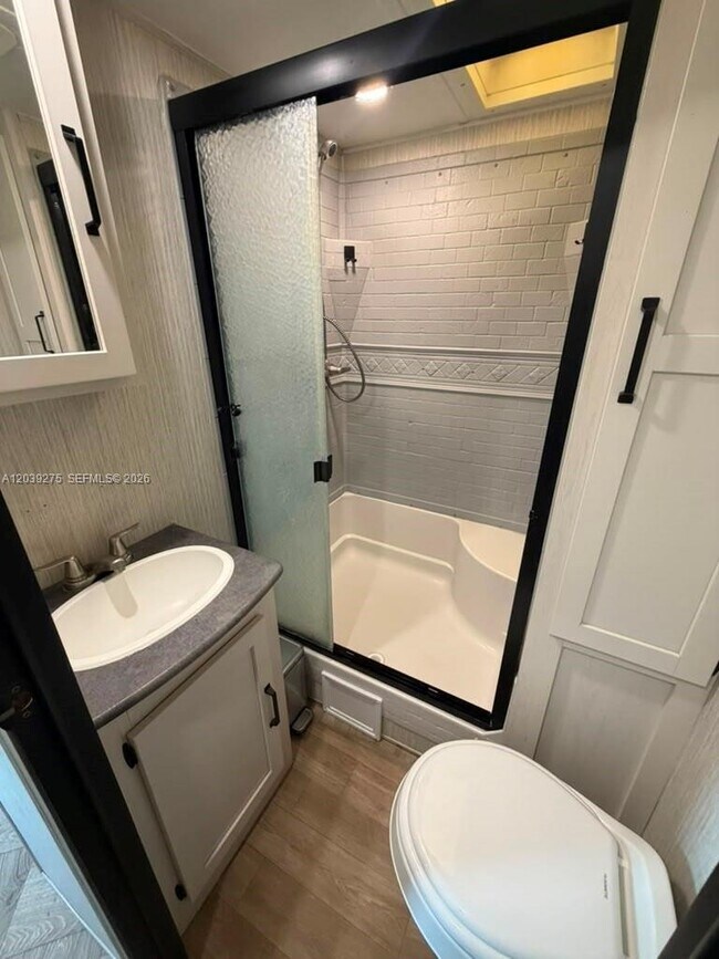 Foto del edificio - 385 NW 16th St