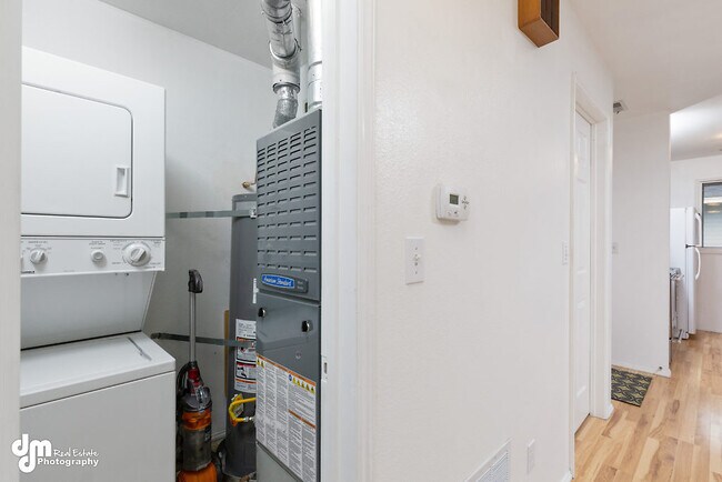 Sala de máquinas con lavadora y secadora - 4240 Folker St, #B202