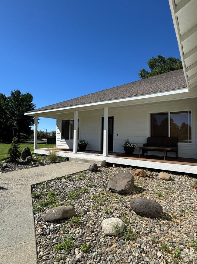 Building Photo - 250 Oasis Ln