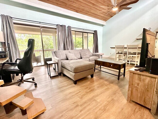 Foto del edificio - Lofty Vibes & Backyard Views – Your Dream ...