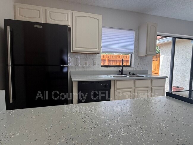 Foto del edificio - 1625 Long Ridge Ct