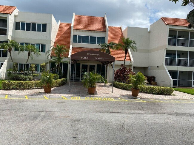 Foto del edificio - 100 Lakeview Dr