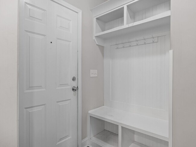 Building Photo - Spacious 4BR Townhouse with 2-Car Garage N...