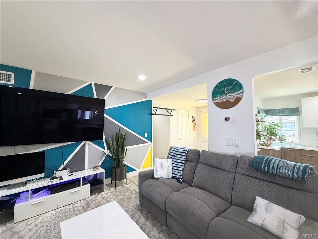 Foto principal - 23233 Vanowen St