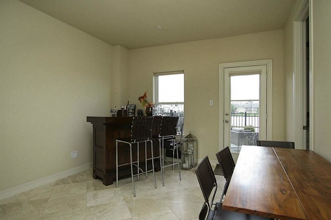 Building Photo - 2210 Lakeshore Edge Dr