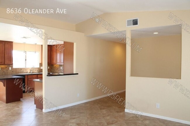 Foto del edificio - 8636 Oleander Ave