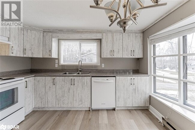 Building Photo - 20 Sarna Dr