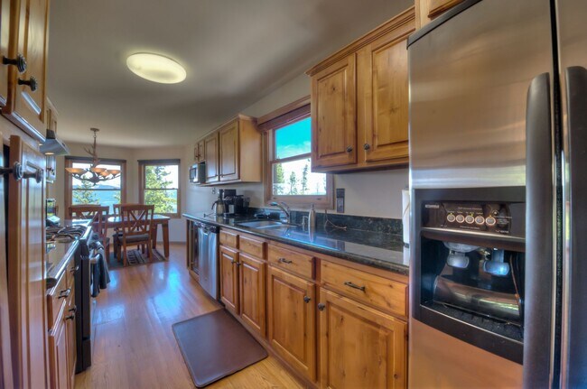 Building Photo - Ski Season Rental! Beautiful home near bus...
