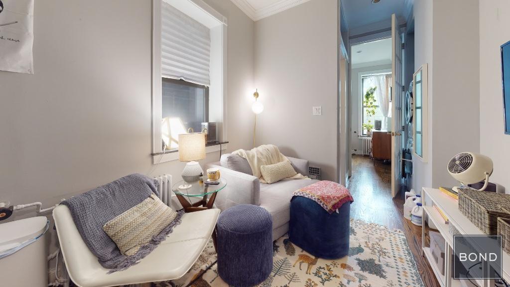 Foto principal - 325 E 5th St