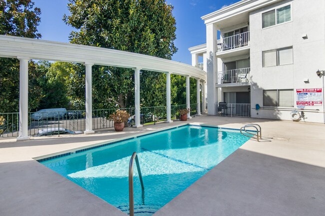 Building Photo - Remodeled 2 BEDROOM/2 BATH in the Heart of Sherman Oaks!