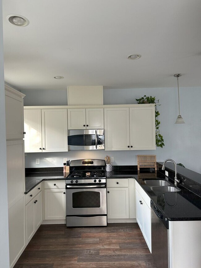 Building Photo - Beautiful Townhouse With Community Pool & ...