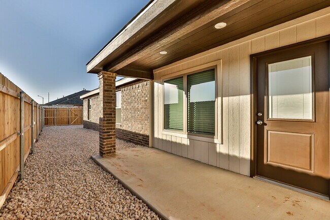 Foto del edificio - Luxurious Like-New Townhome Located In Nor...
