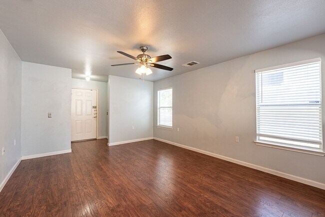 Foto del edificio - 4-Bedroom Comfort Near Airport, Eats & Entertainment